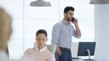 4 k iş yöneticisi o telefonda konuşurken pacing Office