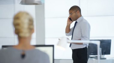4 k iş yöneticisi o telefonda konuşurken pacing Office