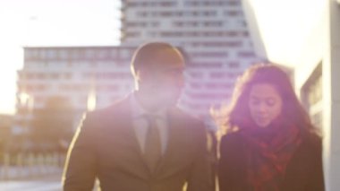 4 k profesyonel grup iş erkek ve kadın sohbet ile şehirde yürüyüş