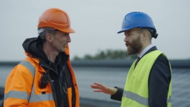 4 k işadamı ve güneş enerjisi tesisi de tokalaşırken mühendisi