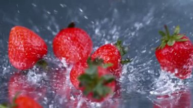 düşen ve temiz su sıçramasına 4 k taze kırmızı çilek