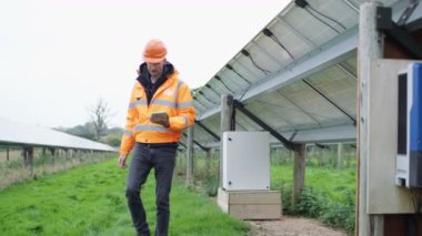 Güneş enerjisi yükleme sırasında elektrik kutuyu işaretleyerek 4 k teknisyenleri