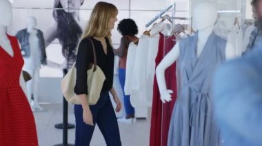 Erkek müşteri veya satış asistanı giyim moda giyim mağazası bakarak gülen portre.