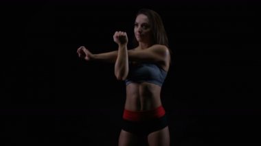 4 k uygun olan kadın atletik vücut siyah arka plan üzerinde uzanan