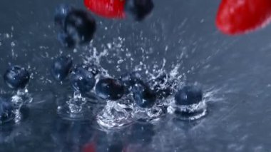 4 k yavaş hareket düşen ve temiz su sıçramasına taze çilek