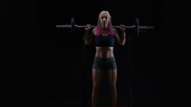 4k genç kadın ağırlık eğitim, barbell ile ağız kavgası yaparken uygun