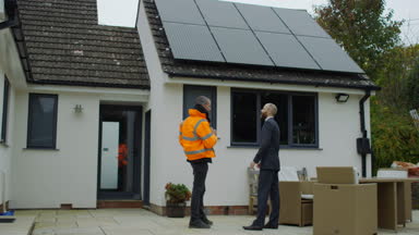 4 k işadamı ve konut emlak, çatısında güneş panelleri tartışırken mühendisi