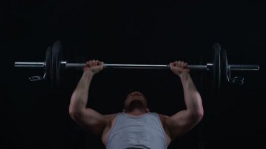4 k kaslı adam ağırlık eğitim, barbell bench press yapıyor