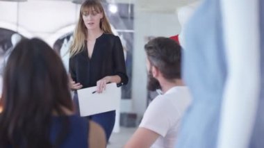 Moda tasarım ekibi beyin fırtınası ve fikirleri tartışmak büyük perakendeci için çalışıyor.