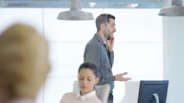 4 k iş yöneticisi o telefonda konuşurken pacing Office