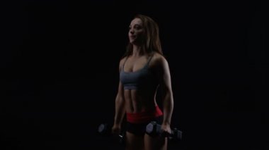 4 k uygun kadın atletik vücut ağırlık mı siyah arka plan ile