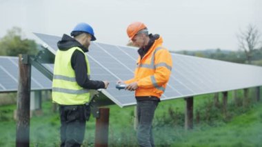 Güneş enerjisi fabrikasında çalışan, kontrol panelleri ve konuşmak 4 k teknisyenleri