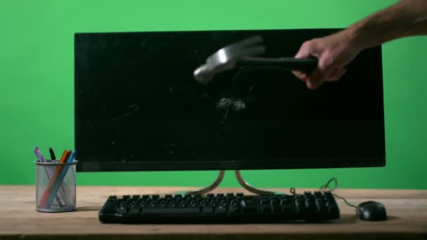 Slowmotion Van Onherkenbaar Boos Persoon Smashing Computerscherm Met Hamer — Stockvideo