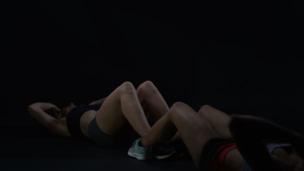 Две Здоровые Женщины Работают Вместе Делая Приседания Переплетающимися Ногами — стоковое видео