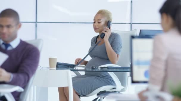 Zwanger Zakenvrouw Werken Bij Haar Bureau Praten Telefoon Kantoor — Stockvideo