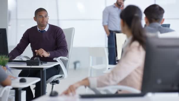 Grupo Empresarial Oficina Moderna Trabajando Sus Escritorios Hablando — Vídeos de Stock