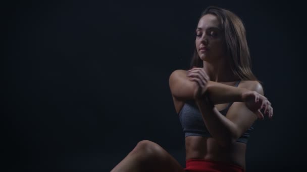 Forma Giovane Donna Con Fisico Atletico Facendo Stretching Migliorare Flessibilità — Video Stock