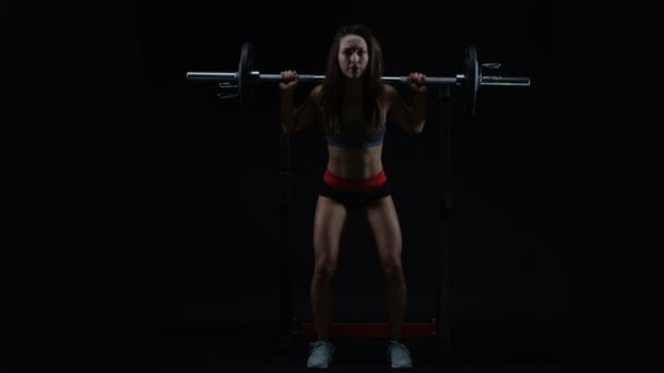 Fit Treinamento Peso Jovem Mulher Fazendo Agachamentos Com Barra — Vídeo de Stock