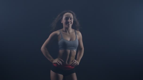 Portret Aantrekkelijk Meisje Sportkleding Flipping Haar Haren Glimlachen Naar Camera — Stockvideo