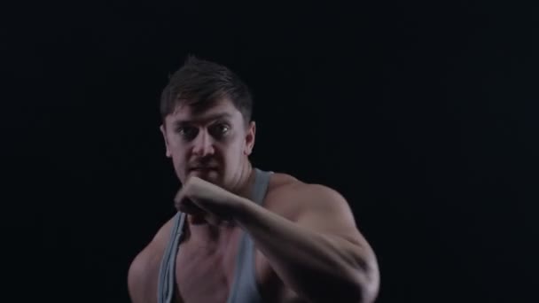 Muscular Boxer Treinamento Dando Socos Para Câmera Com Punhos Nus — Vídeo de Stock
