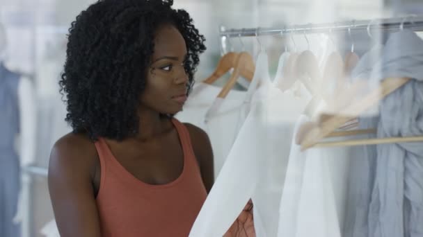 Hermosas Compras Clientes Femeninos Tienda Ropa Boutique Moda — Vídeos de Stock