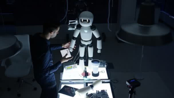 Ingénieur Électronique Travaillant Sur Conception Robot Dans Laboratoire Sombre — Video