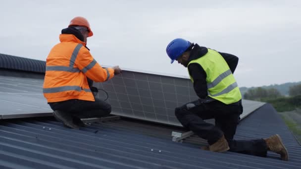 Tecnici Che Controllano Pannelli Presso Impianto Energia Solare — Video Stock
