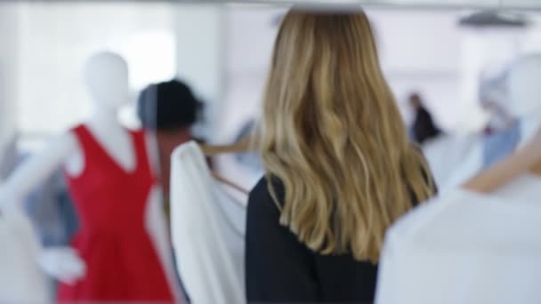 Hermosa Compra Clientes Femeninos Tienda Ropa Boutique — Vídeo de stock