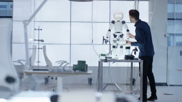 Engenheiro Técnico Trabalhando Construção Robô Automatizado Laboratório Moderno — Vídeo de Stock