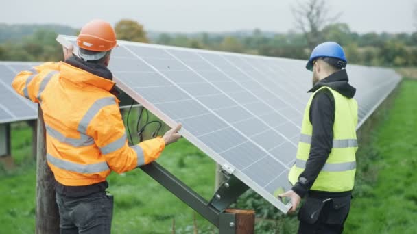 Technicians Working Solar Energy Plant Replacing Sollar Panel Inspection — Stock Video