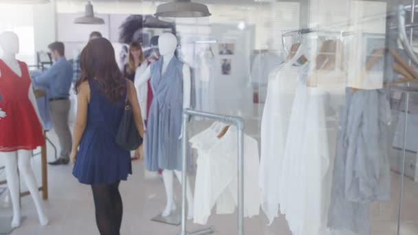 Couple Joyeux Faisant Shopping Ensemble Regardant Les Vêtements Dans Magasin — Video