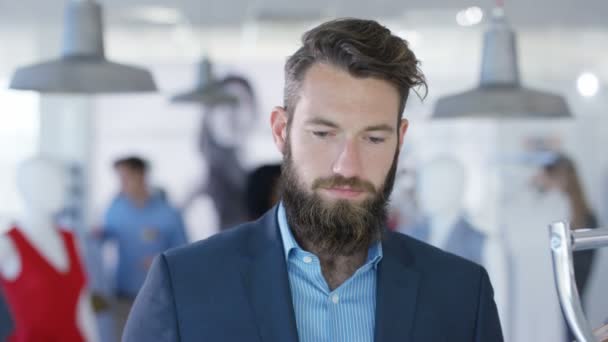 Cliente Masculino Tentando Terno Olhando Para Espelho Loja Roupas Moda — Vídeo de Stock