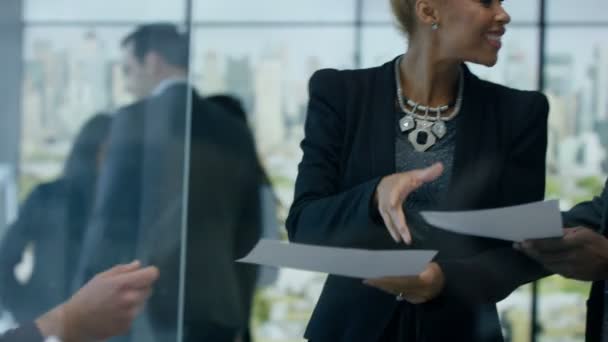 4K Équipe d'affaires d'entreprise dans une réunion dans le bureau de la ville moderne 