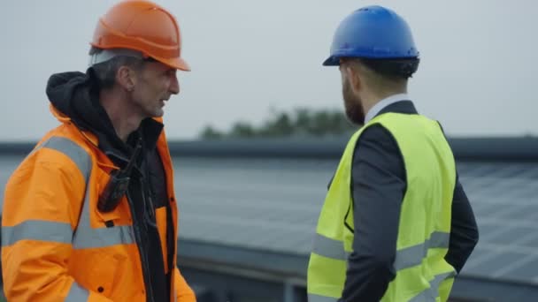 Empresario Ingeniero Discutiendo Operaciones Planta Energía Solar — Vídeo de stock