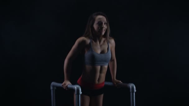 フィット若い女性黒の背景に器具を使ったエクササイズ — ストック動画