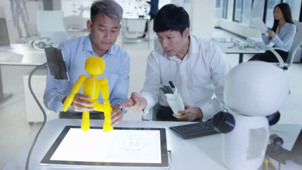 Азіатських Електроніки Інженери Працюють Lab Прототипом Робот — стокове відео