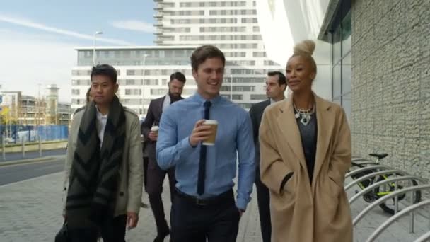 ビジネスの男性と女性がチャットで街を歩いて プロ集団 — ストック動画