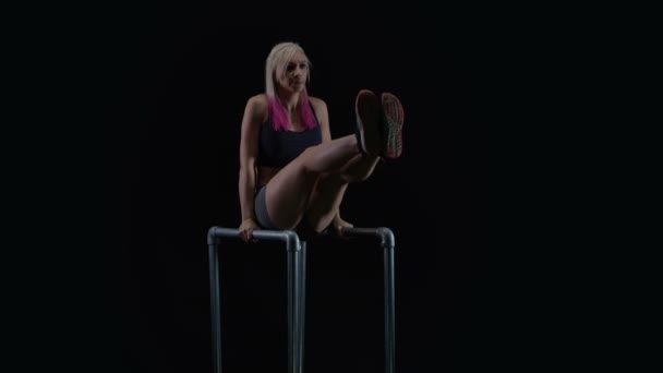 Fit Jonge Vrouw Uit Werken Met Gym Apparatuur Tegen Een — Stockvideo