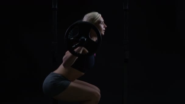 Forma Giovane Donna Allenamento Con Pesi Facendo Squat Con Bilanciere — Video Stock