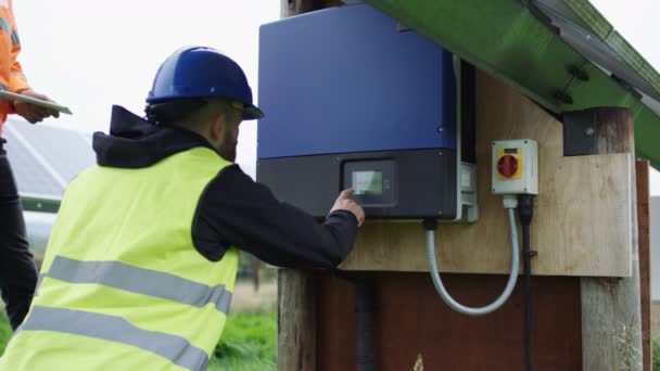 Techniker Überprüfen Den Stromkasten Bei Der Installation Von Solarenergie — Stockvideo