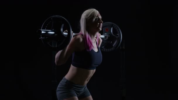Entrenamiento Peso Mujer Joven Fit Haciendo Sentadillas Con Barra — Vídeos de Stock