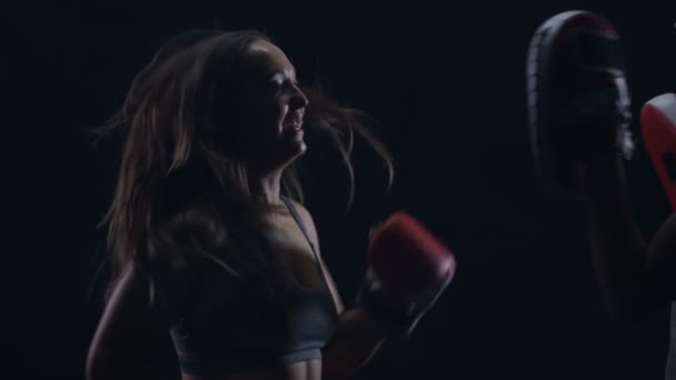 适合年轻女子做拳击训练的女教练 — 图库视频影像