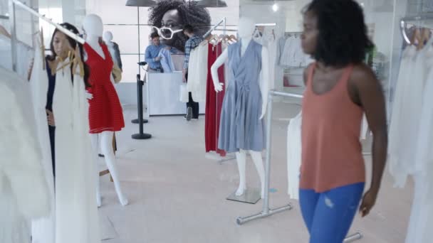 Clientes Masculinos Femininos Comprando Loja Roupas Boutique Elegante — Vídeo de Stock