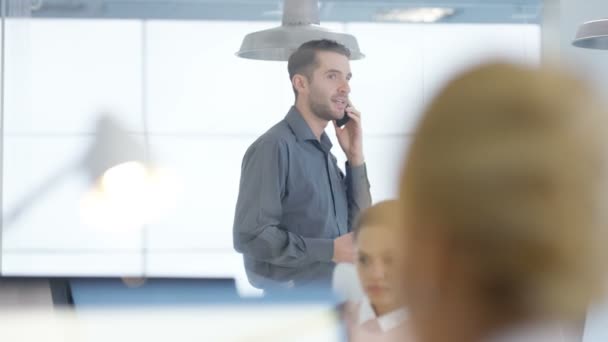 ペーシング 電話で話している彼のオフィスで ビジネス マネージャー — ストック動画