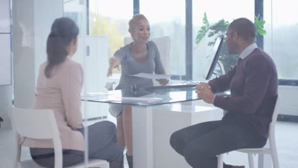 Equipe Negócios Incluindo Mulher Grávida Discutindo Papelada Uma Reunião — Vídeo de Stock