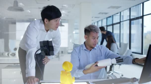 Ingénieurs en électronique 4K dans le laboratoire travaillant sur un prototype de robot automatisé  