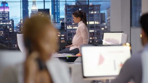 Business Team Working Late Pregnant Woman Discussion Male Colleague — Stock Video