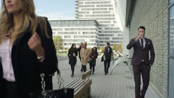 Multidão Diversa Trabalhadores Cidade Caminhando Para Trabalho Pela Manhã — Vídeo de Stock