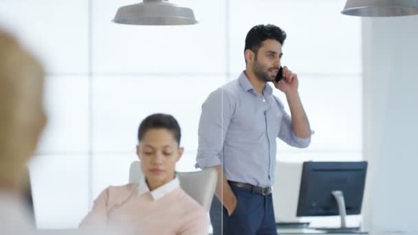 Zaakvoerder Kantoor Pacing Als Hij Praten Telefoon — Stockvideo