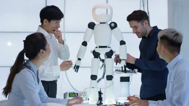 Équipe Conception Technique Collaborant Construction Robot Dans Laboratoire Moderne — Video